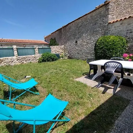 Au Centre Du Village De