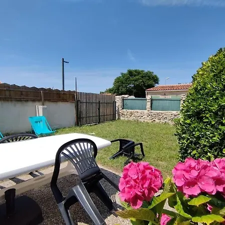 Au Centre Du Village De